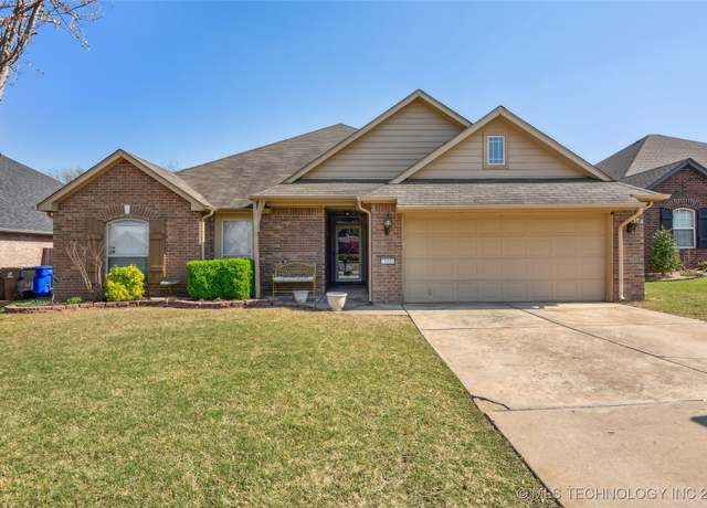 Property at 115 E Elmira Pl, Broken Arrow, OK 74012, 3 beds, 2 baths