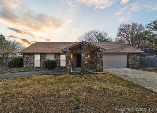 Property at 212 S Willey St, Fort Gibson, OK 74434, 3 beds, 2 baths