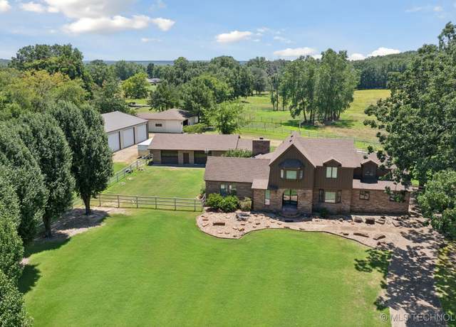 Property at 405 W Pryor Ave, Pocola, OK 74902, 3 beds, 2.5 baths