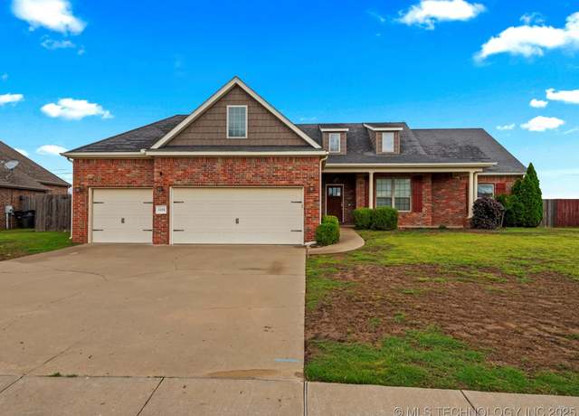 Property at 5506 Ashbrook Dr, Bartlesville, OK 74006, 4 beds, 2 baths