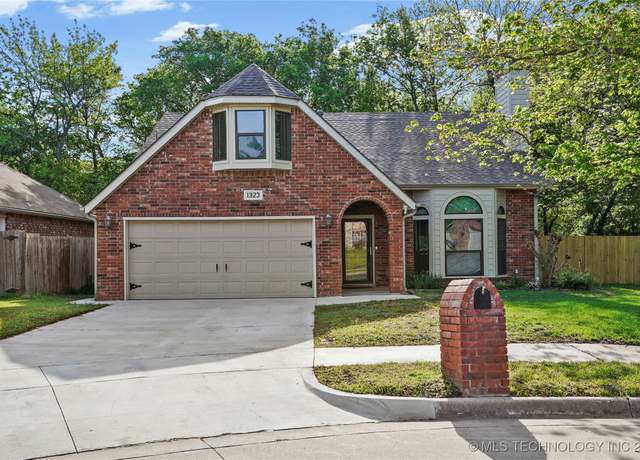 Property at 1323 N Umbrella Ave, Broken Arrow, OK 74012, 4 beds, 2.5 baths
