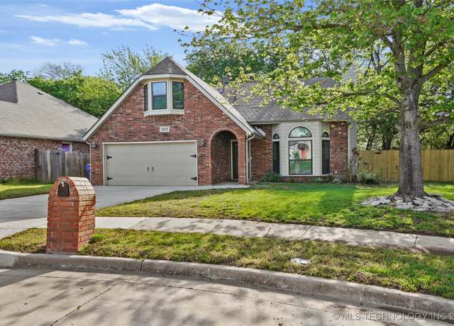 Property at 1323 N Umbrella Ave, Broken Arrow, OK 74012, 4 beds, 2.5 baths
