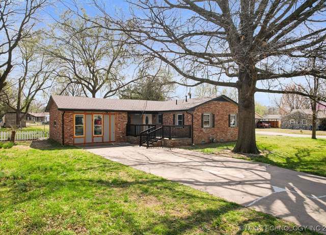 Property at 510 N Adair St, Vinita, OK 74301, 3 beds, 2 baths