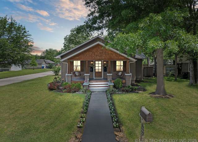 Property at 302 E College St, Broken Arrow, OK 74012, 3 beds, 3 baths
