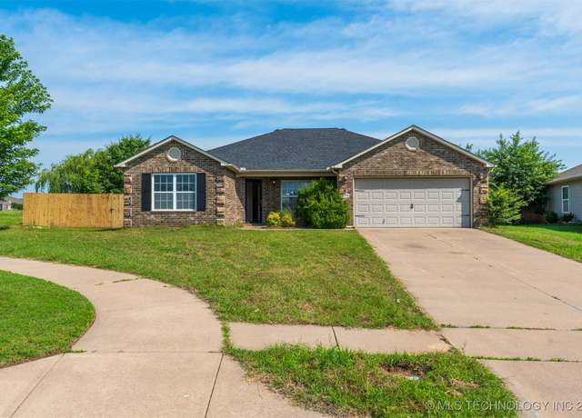 Property at 2708 W Fredericksburg St, Broken Arrow, OK 74011, 3 beds, 2 baths