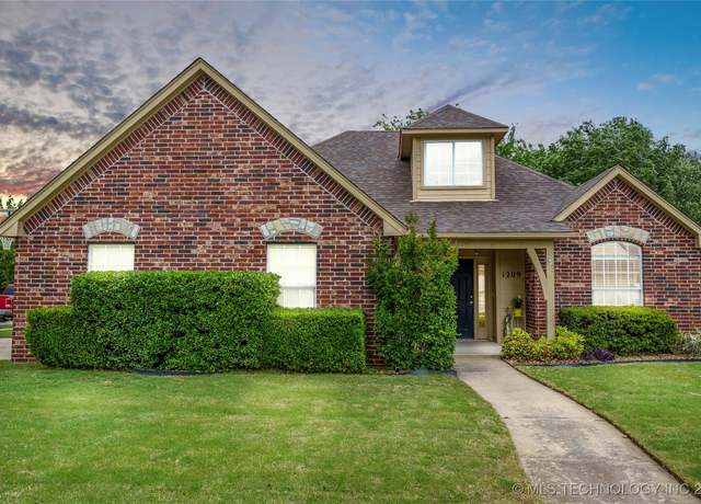 Property at 1209 E 146th St S, Glenpool, OK 74033, 4 beds, 2 baths