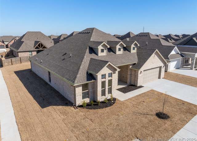 Property at 2800 E Northampton St, Broken Arrow, OK 74014, 4 beds, 3 baths