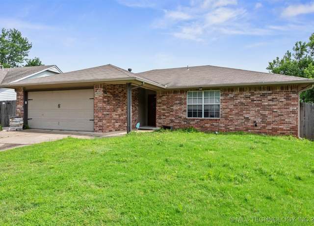 Property at 1413 W El Paso St, Broken Arrow, OK 74012, 3 beds, 2 baths