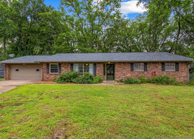 Property at 4724 Pathfinder Ct, Bartlesville, OK 74006, 3 beds, 2.5 baths