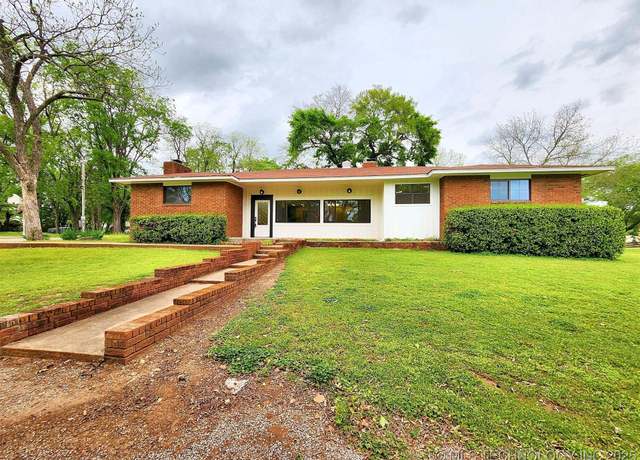 Property at 600 W 4th St, Tahlequah, OK 74464, 4 beds, 3 baths