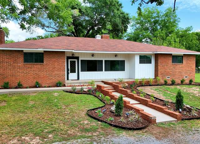 Property at 600 W 4th St, Tahlequah, OK 74464, 4 beds, 3 baths