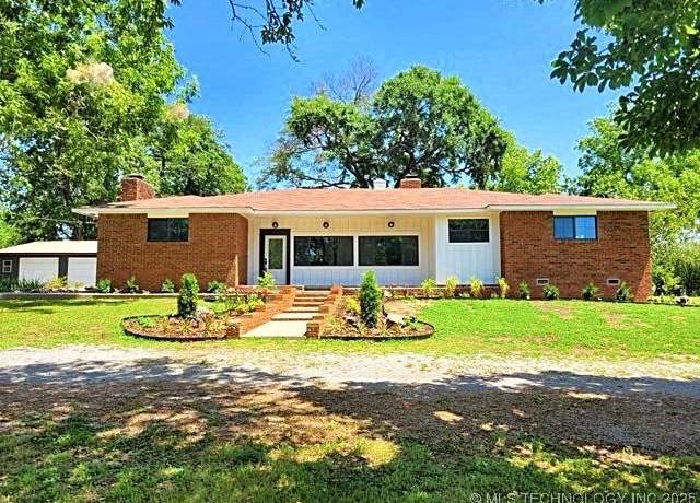 Property at 600 W 4th St, Tahlequah, OK 74464, 4 beds, 3 baths