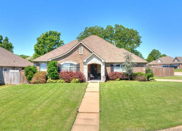 Property at 2008 N 8th St, Broken Arrow, OK 74012, 3 beds, 2 baths