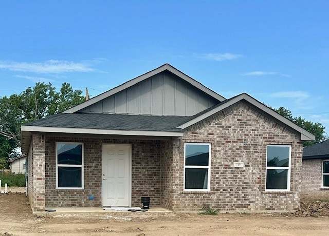 Property at 725 Elm St, Seminole, OK 74868, 3 beds, 2 baths