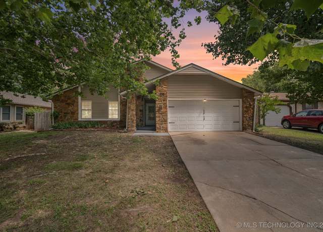 Property at 1313 E 140th Pl, Glenpool, OK 74033, 3 beds, 2 baths