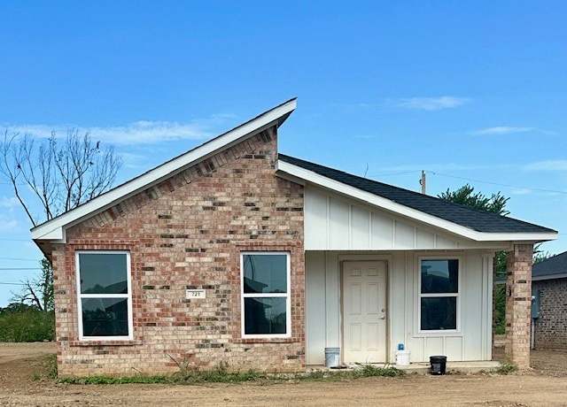 Property at 721 Elm St, Seminole, OK 74868, 3 beds, 2 baths