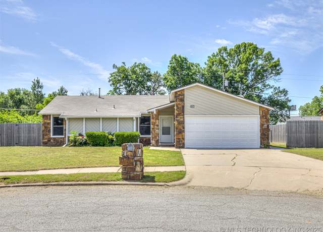 Property at 810 E Beaver St, Jenks, OK 74037, 3 beds, 2 baths