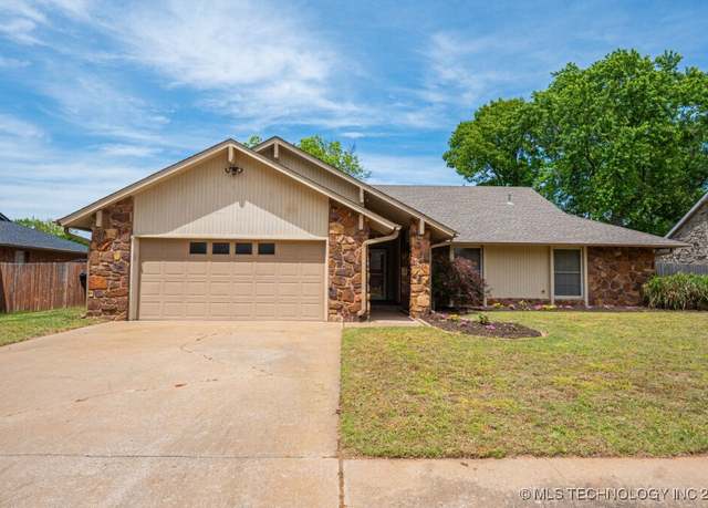 Property at 704 W Albuquerque St, Broken Arrow, OK 74011, 3 beds, 2 baths