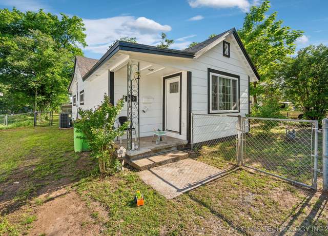 Property at 610 E 4th Ave, Bristow, OK 74010, 3 beds, 2 baths