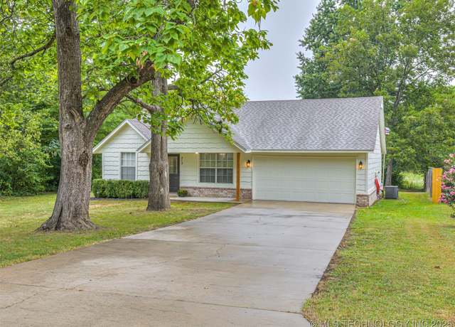 Property at 212 S Old Main St, Coweta, OK 74429, 3 beds, 2 baths