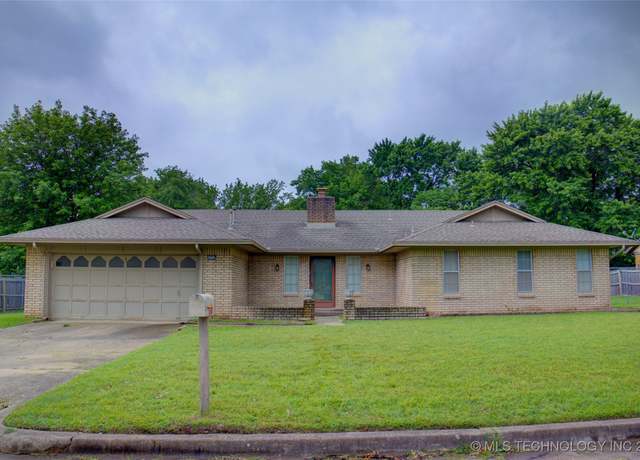 Property at 4004 S Hickory Ave, Broken Arrow, OK 74011, 3 beds, 2 baths