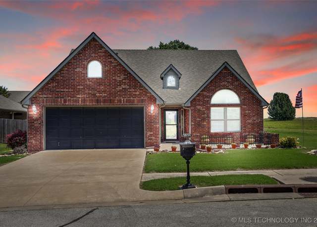 Property at 15715 S Broadway St, Glenpool, OK 74033, 3 beds, 2 baths