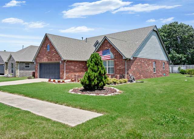 Property at 15715 S Broadway St, Glenpool, OK 74033, 3 beds, 2 baths