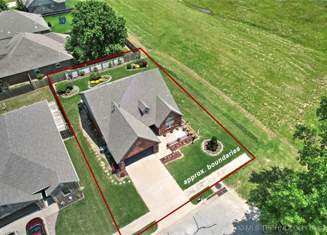 Property at 15715 S Broadway St, Glenpool, OK 74033, 3 beds, 2 baths