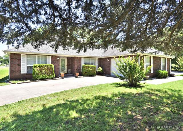 Property at 201 N Coo Y Yah St, Pryor, OK 74361, 3 beds, 2 baths