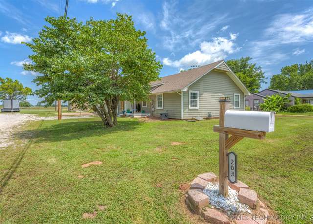 Property at 203 E Jefferson St, Bixby, OK 74008, 4 beds, 2 baths
