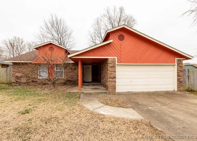 Property at 10802 E 101st St N, Owasso, OK 74055, 4 beds, 2 baths