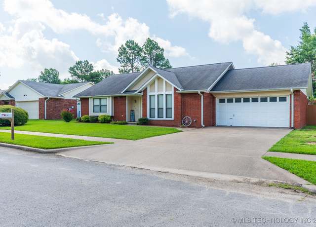 Property at 204 Magnolia Ave, Pryor, OK 74361, 3 beds, 2 baths