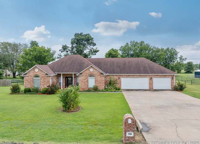 Property at 705 SW 23rd St, Wagoner, OK 74467, 3 beds, 2 baths