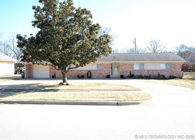 Property at 236 W 7th Ave, Bristow, OK 74010, 3 beds, 1.5 baths