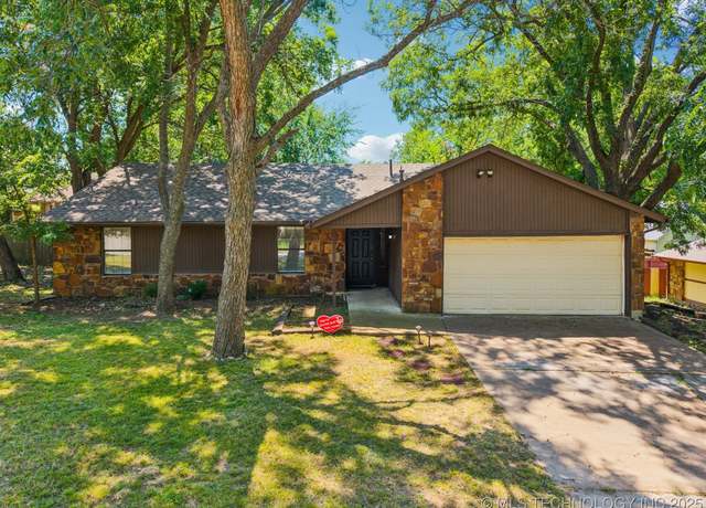 Property at 3026 W 68th Pl S, Tulsa, OK 74132, 3 beds, 2 baths