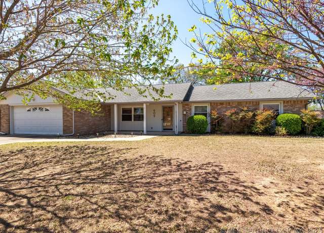 Property at 609 Castle Rd, Bartlesville, OK 74006, 3 beds, 2 baths