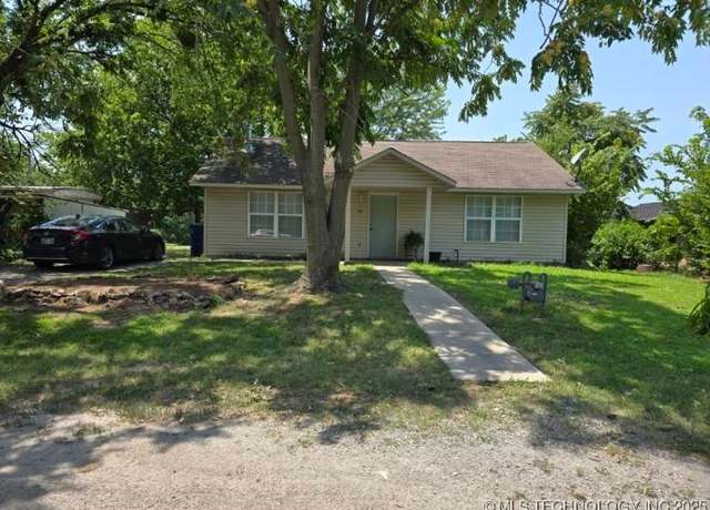 Property at 415 N Broadway, Locust Grove, OK 74352, 2 beds, 1 bath