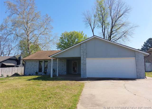 Property at 213 W Los Angeles St, Broken Arrow, OK 74011, 3 beds, 2 baths