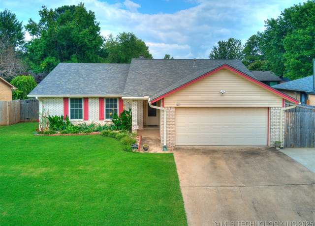 Property at 1127 W Austin St S, Broken Arrow, OK 74011, 3 beds, 2 baths