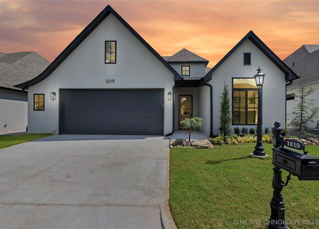 Property at 1219 N 71st Pl, Broken Arrow, OK 74014, 3 beds, 2.5 baths
