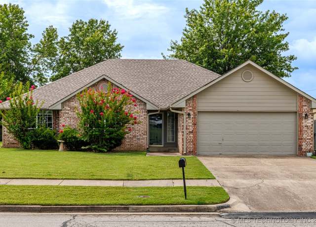 Property at 12700 E 82nd St, Owasso, OK 74055, 3 beds, 2 baths