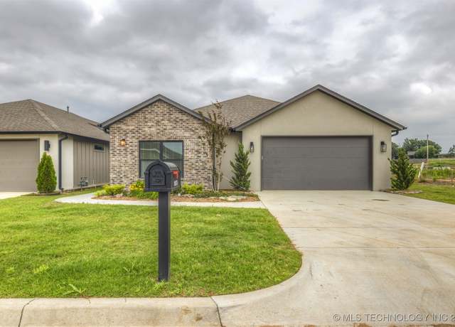 Property at 2074 E 130th St S, Jenks, OK 74037, 3 beds, 2 baths