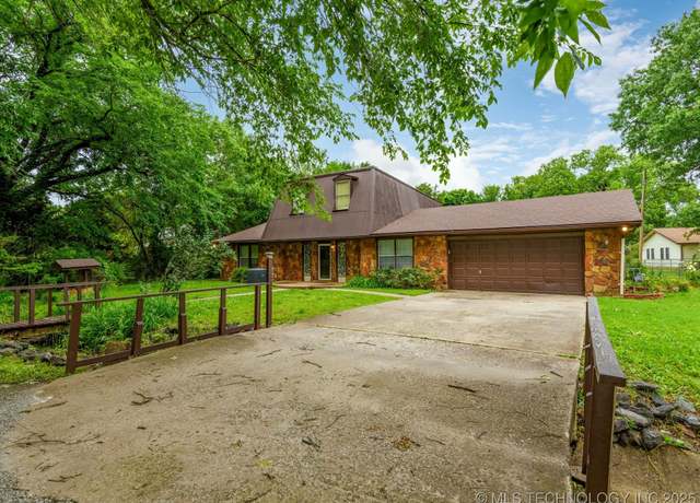 Property at 512 W 20th, Bartlesville, OK 74003, 3 beds, 2.5 baths