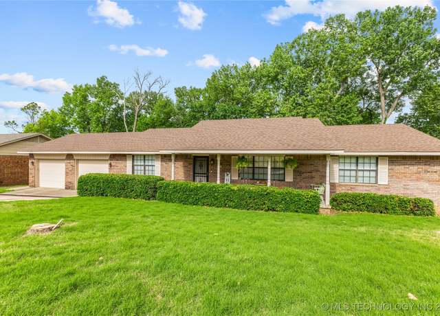 Property at 401 S 14th, Ada, OK 74820, 3 beds, 2 baths