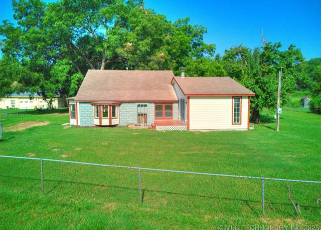 Property at 404 Valley Dr, Sand Springs, OK 74063, 3 beds, 2 baths