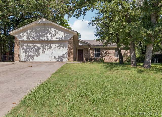 Property at 1122 S Division St, Sapulpa, OK 74066, 3 beds, 2 baths