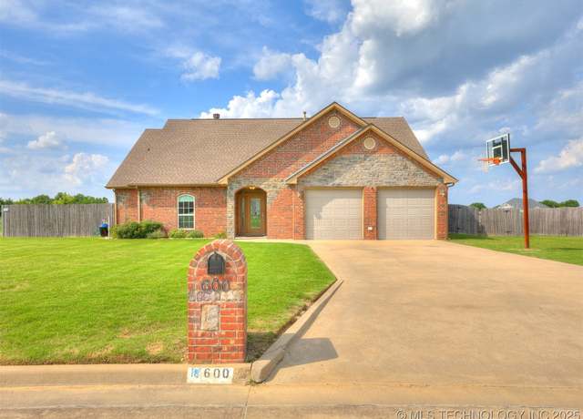 Property at 600 Club House Dr, Muskogee, OK 74403, 5 beds, 3.5 baths