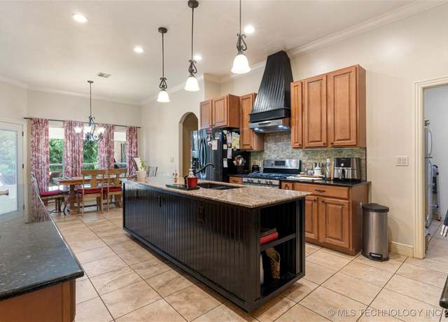 Property at 13559 E 463 Rd, Claremore, OK 74017, 4 beds, 3.5 baths