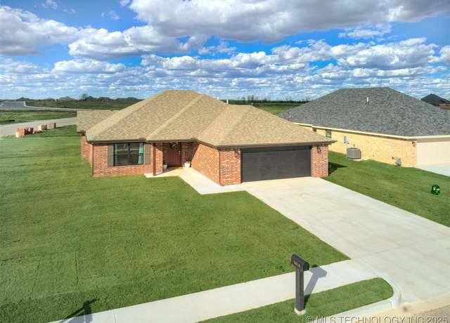 Property at 5818 Coldspring Ln, Bartlesville, OK 74006, 2 beds, 2 baths