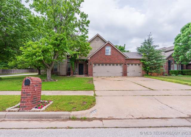 Property at 2433 S Tamarack Ave, Broken Arrow, OK 74012, 5 beds, 2.5 baths